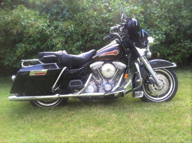 1995 Harley Davidson FLHT Electra Glide Standard Less than 21,000 original Km.