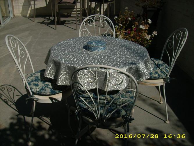 Antique wrought iron Patio Table & 4 chairs (ice cream pattern) 2' 6" round