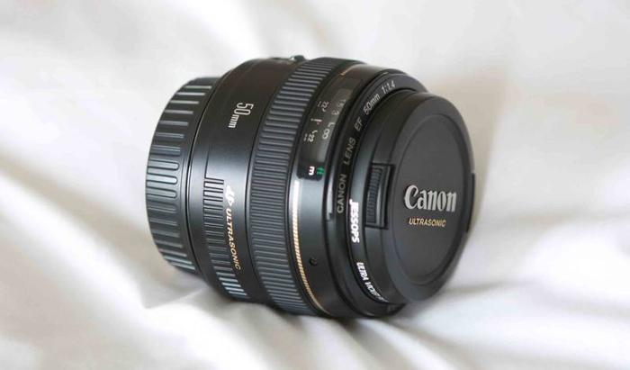 Canon EF 50mm f1.4 lens with hood