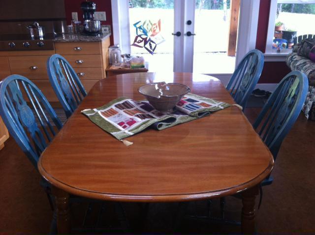 Dinning Room/Kitchen Table & Chairs