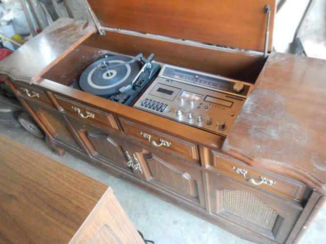 FREE: Stereo /cabinet