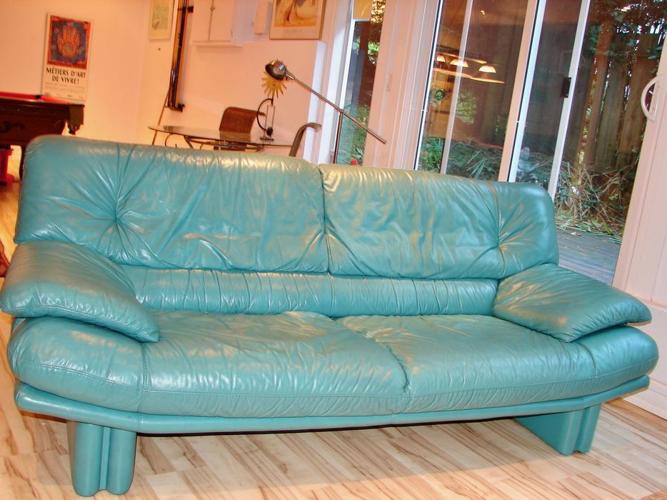 Natuzzi Italian Leather Sofa - Location: Oak Bay/Rockland
