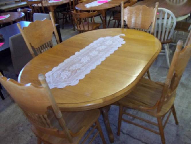 PRICE REDUCED!!!! SOLID OAK TABLE AND CHAIRS LIKE NEW