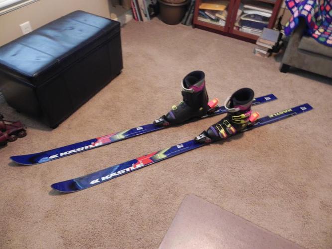 Skiis, boots and carry bags for both