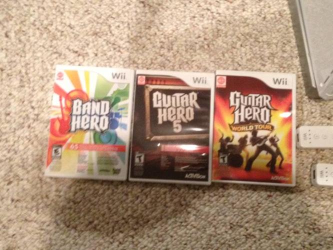 Wii - Console and Guitar Hero Set
