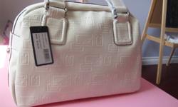 100% Authentic GUESS BAG --Brand New $ 65
COLOR: WHITE
Original Price $135+tax.