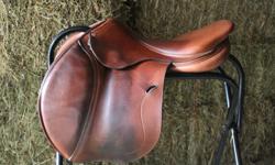 18" Antares saddle
2007 model
Full calf skin
5A flaps
4.5" dot to dot tree measurement
High quality saddle at a very reasonable price due to minor cosmetic wear - a bit of wear on the bottom right flap, a bit of piping showing threw on the right flap, and