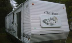 2005 Cherokee 38ft, double slide unit with one slide in livigroom and one in rear queen bedroom,front livingroom with desk area and center kitchen,sofa sleeper and swival rocker,free standing dinnet table and 4 chairs,2 ceiling fans,residental