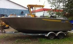 21 foot center console aluminum boat.  Single 200 hp four stroke yamaha, hyd trim tabs, vhf, color gps/sounder, stereo, sounder, nav lighting, dual battery system with voltage regulator system, built in 400 litre fuel tank,