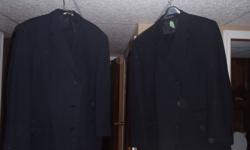 TWO BLACK SUITS IN MINT CONDITION.
BOTH ARE 2 PIECES.
BOTH ARE A SIZE EXTRA LARGE.
BOTH HAVE A PANT OF 38 INCHES WAIST AND 30 INCHES LENGTH AND BOTH JACKETS HAVE A SHOULDER WIDTH OF 46CM.
BOTH ARE MADE IN CANADA AND FROM MOORES.
BOTH ARE MADE OF 100%