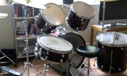5-Piece PEARL drumset
Wine-red color
In good condition.
*All accessories in photos included.