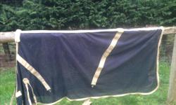 Navy fly sheet with tan lining. Size 78", fits my 15'3 hh Quarter Horse. Made of light and airy netting. Has a few small rips on the right hand side at the back which would easily be fixed with a couple stitches.
*Please text or email (open to offers or a