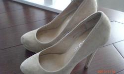 Brand new condition, worn once, a bit too big for me.
5 inches high,
Color: Nude
Material: Suede
Size: 37
No stains or marks.
Check my other listing for more