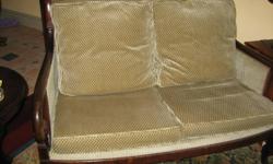 ANTIQUE FRENCH LOVE SEAT, FEATHER PILLOW BACK
VELVET MATERIAL , NICE IN A DEN OR BEDROOM OR ANY WHERE
CALL 705-657-7627