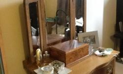 A really beautiful piece of furniture. This vanity is very old.
the mirror can be straight or bent.