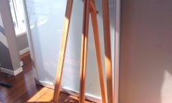 Large scale, economical easel made from elm wood. Perfect for studio use and holds canvases up to 127cm. Provides a sturdy support for painting or display.
The easel has a locking ratchet mechanism for easy height adjustment. It folds flat, is boxed for