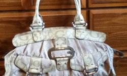 Authentic 'Guess' Purse (large) and matching wallet.
 
Beige
 
In excellent condition!! Includes protective bag for purse.
 
Asking $70 for both, OBO!
 
This ad was posted with the Kijiji Classifieds app.