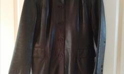 black real leather...no tears or wear...excellent condition
Brand name, Laurence Roy....size L...aprrox a 10-12