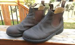 Kids Blundstones leather ankle boots
Brown leather
Brown accents with black sole
Size 1... please check out https://www.blundstone.ca/pages/sizing-and-fitting for sizing chart
Used condition, but if you know anything about Blundstones, you'll know that