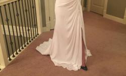 This is a brand new white size 8 wedding dress.
Designer: David's Bridal
Elegant
Halter style top