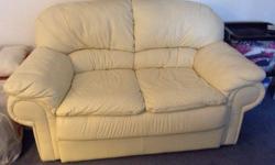 Beige leather loveseat in great condition!!!
56" L x 31" D
Pickup required located in Barrhaven! Asking $260 OBO