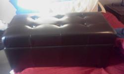 Brown leather storage Ottoman Top lifts off for lots of storage
36" wide 17" depth and 17" high
I can deliver to or you can pick up. Thorold