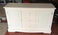 in mint shape recently chalk painted off white (cream)
can deliver for 10