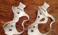Add some bling to your bike with 2 Arundel Mandible bottle cages in very good condition. Sure you could buy a set of $6 cages and they would work just fine. But would they be carbon fibre? Would they be white? Would they weigh 28g? These are basically the