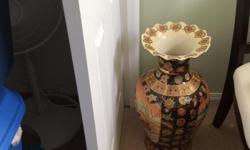 Large Chinese Vase in like new condition, beautiful colours.
