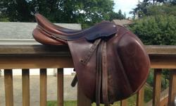 17" Collegiate Convertible Close Contact Saddle. Interchangeable gullets. Currently has Wide bar in. Includes all gullet bars. Comes with leathers. Kept in a warm dry place. Fleece saddle cover included.