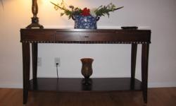 Dark brown console in good condition
length 54 inches
Wide 19 inches
high 31 inches