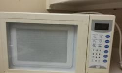Moving sale.
700 watt microwave with turntable and optional French keys in good used condition.
Ask for $15.
Thanks.