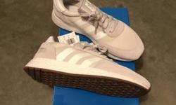 Brand new deadstock Adidas Iniki (I-5923) runner in the cloud white colourway. Full length boost technology. Size 9. I'm paring down my collection.
Posted with Used.ca app