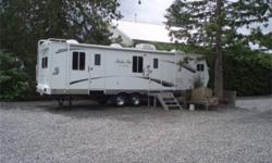 Arctic Fox Silver Fox Edition. Beautiful and functional 33A model: front kitchen, rear bedroom, full-size shower, lots of storage space. Low mileage, fully optioned, clean. Hardwall exterior & aluminum superstructure, living room and master bedroom