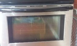 Frigidaire stove in good condition.
4 burner cook top with center warming zone.
Easy to clean cook top.
Bottom drawer for pans etc.
Just upgraded to a gas range.
Price is OBO
Stove is clean though i cant figure out how to get rid of the two lines in the