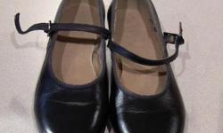 Girls Bloch Tap Shoes, Size 13.5
In good shape, only used for one dance season.
Original color was beige, dyed black for dance recital.