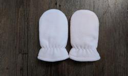 GUC - size 12-24m, Joe Fresh, light pink fleece thumbless mittens. So easy to put on your little one because you don't have a separate space for the thumb. Gently used but have some black marks on the palms (please see the photos).
Freshly washed in