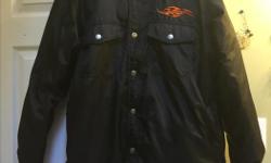 Motor Harley-Davidson Cycles
Mint Pre-Owned Condition
Embroidered Logos
Outer Shell - 100% Nylon Oxford
Lining - 100% Nylon
70% Down
30% Feathers
Silver Snaps
Side Zipper Pocket on both sides
23" Armpit to Armpit
31" L ? Back
27" L ?- Front
25" Sleeve