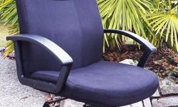 High Back Tilter/Swivel Office Chair:
Durable fabric upholstery.
Classic mid-back style.
Polypropylene armrests.
Thick foam seat with&nbsp;back cushion.
All in great condition!!
Asking: $65 OBO