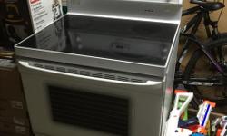 White stove with black glass top. Good used condition - has some wear & tear (minor scratches/marks on glass top) but overall good condition.
Located in Chemainus.