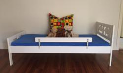 White bed frame with slatted bed base and guardrail, including the best mattress "Vyssa Vackert", like new (1 year old).
Dimensions:
Length: 65", Width: 29.5", Footboard Height: 18.5"
Available from July 13th. 2016