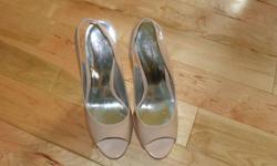 Jessica Simpson Heals - 5" Heal
Worn Once
Salmon/Light Pink in Color
Size 7