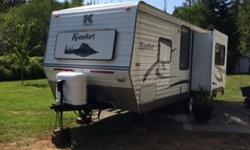 2005 Komfort 232 trailer, queen bed, one slide with table, booth,
sun roof in kitchen and bath, solar panel, oversized chair or mini love seat, full fridge, equalizer hitch