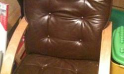 Brown leather chair with ottoman. $100. Also white cloth chair same style. $25.
This ad was posted with the Kijiji Classifieds app.