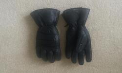 Gauntlet style. Excellent condition. Size large. Please see my other ads for more motorcyle items