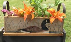 Quality made planter box. Measures 15 1/2"long, 5"high,
6 1/2"wide. Made with 3/4" wood and Rod Iron handles for a very sturdy product. Hand Painted Loon on front.
Plants not included