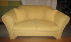 Gently used loveseat
with reversible throw cushions
included.
 
Good condition.
 
Local delivery possible.