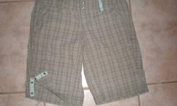 Chequered beige and light blue shorts size 4 "wet-dry-warm". Waist measures 16" laying flat, leg inseam 12'', total length 19.5"
There are two pockets in the front, one zippered pocket with a Lululemon zipper pull on the left leg and the Lululemon logo 2"
