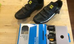Size 9.5 USA Men, 43.5 Euro, 10.5 Women, 9 UK (that is what the sticker inside the shoe says) .
Make and model: Mavic Aksium
I wear a size 9 shoes usually and these fit but feel on the narrow side. have worn them for 3 road rides but just sold the road