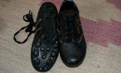 Size 2 kids soccer cleats
In good condition!
